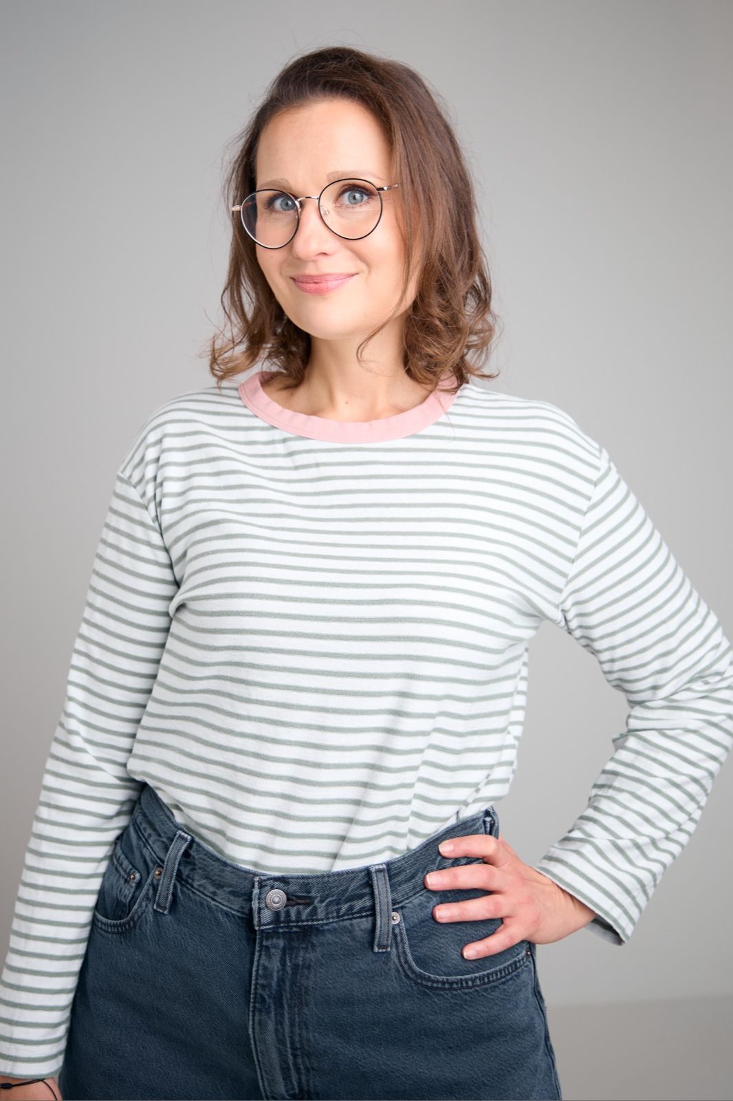 Johanna Schneider in gestreiftem Pullover, die Hand in der Hüfte